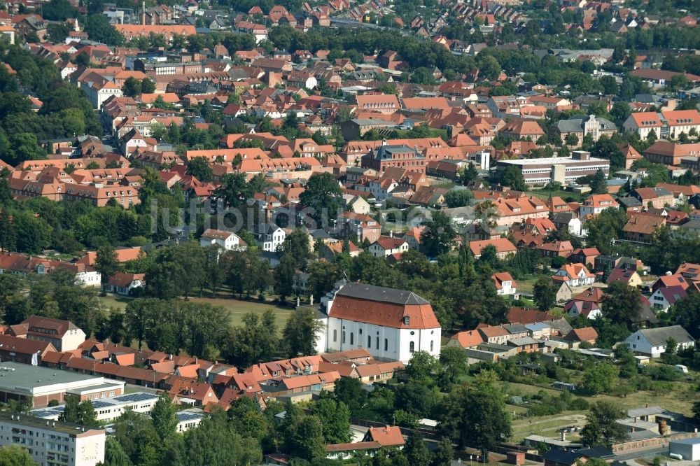 Ludwigslust von oben - Kirchengebäude Stadtkirche im Altstadt- Zentrum in Ludwigslust im Bundesland Mecklenburg-Vorpommern