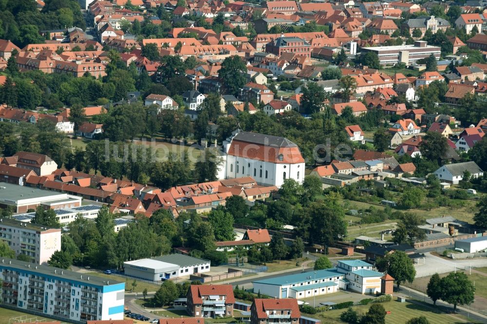 Ludwigslust aus der Vogelperspektive: Kirchengebäude Stadtkirche im Altstadt- Zentrum in Ludwigslust im Bundesland Mecklenburg-Vorpommern