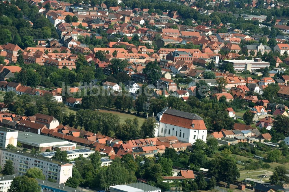 Luftaufnahme Ludwigslust - Kirchengebäude Stadtkirche im Altstadt- Zentrum in Ludwigslust im Bundesland Mecklenburg-Vorpommern