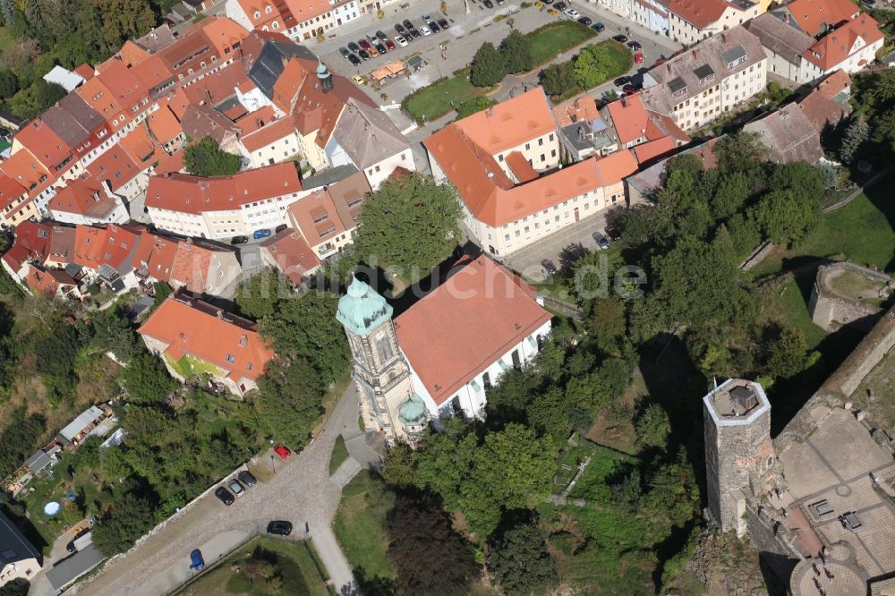 Luftbild Stolpen - Kirchengebäude Stadtkirche im Altstadt- Zentrum in Stolpen im Bundesland Sachsen, Deutschland