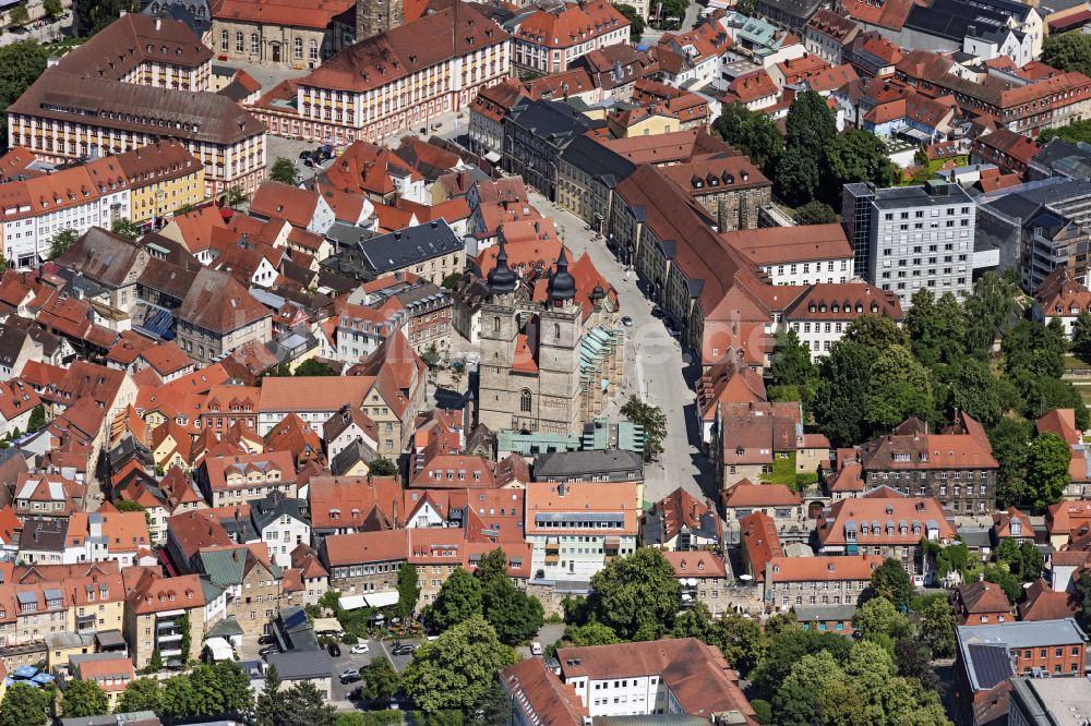 Luftbild Bayreuth - Kirchengebäude der Stadtkirche Heilig Dreifaltigkeit im Stadtzentrum in Bayreuth im Bundesland Bayern, Deutschland