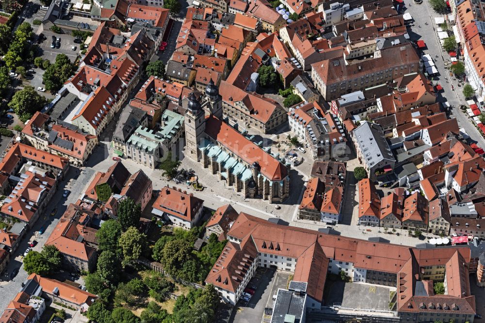 Bayreuth von oben - Kirchengebäude der Stadtkirche Heilig Dreifaltigkeit im Stadtzentrum in Bayreuth im Bundesland Bayern, Deutschland