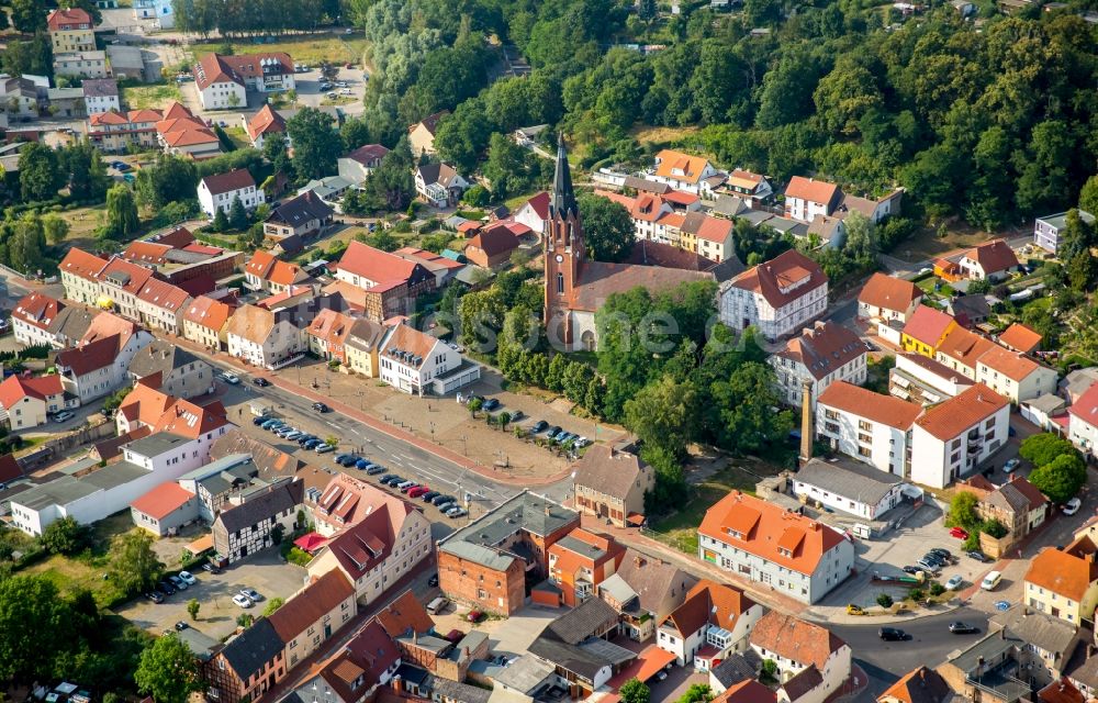 Burg Stargard aus der Vogelperspektive: Kirchengebäude der Stadtkirche in der historischen Stadtmitte in Burg Stargard im Bundesland Mecklenburg-Vorpommern