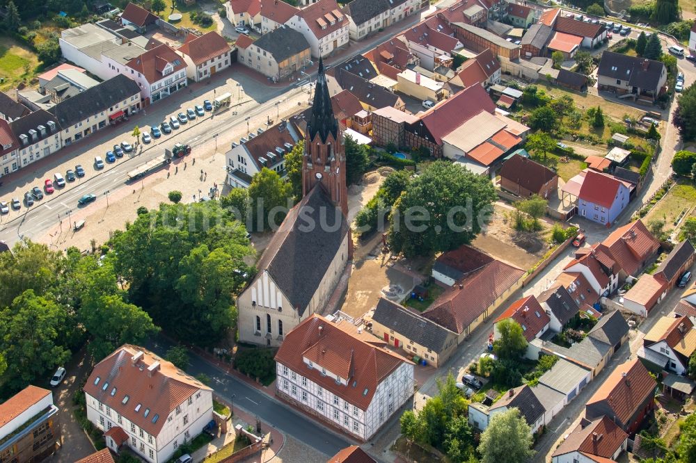 Luftbild Burg Stargard - Kirchengebäude der Stadtkirche in der historischen Stadtmitte in Burg Stargard im Bundesland Mecklenburg-Vorpommern