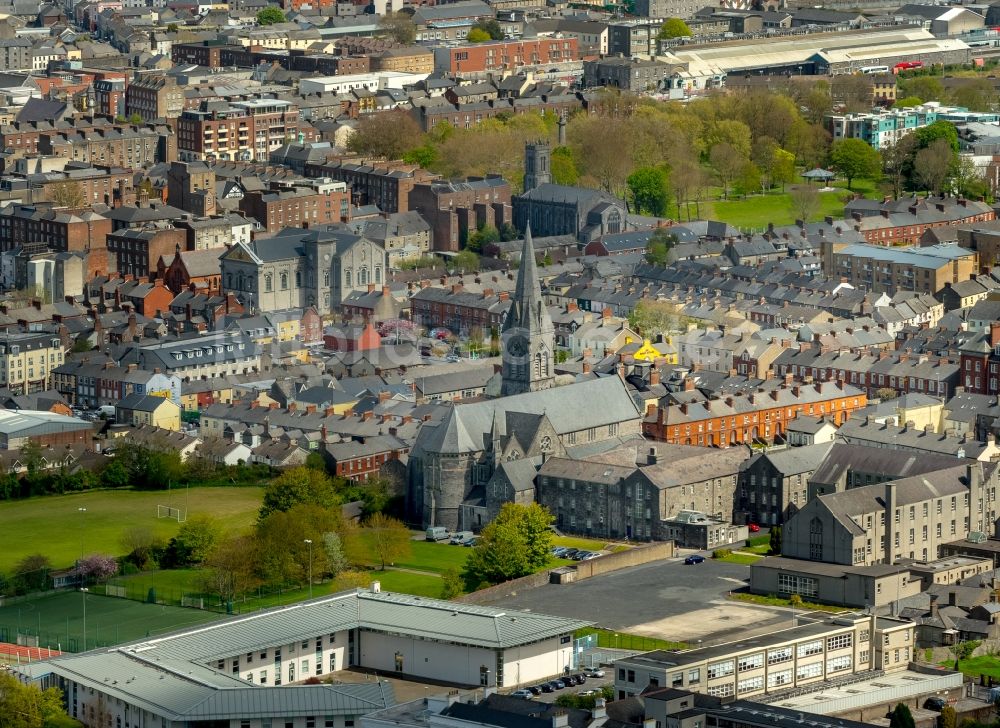 Luftaufnahme Limerick - Kirchengebäude der Stadtkirche St. Johns in Limerick in Limerick, Irland