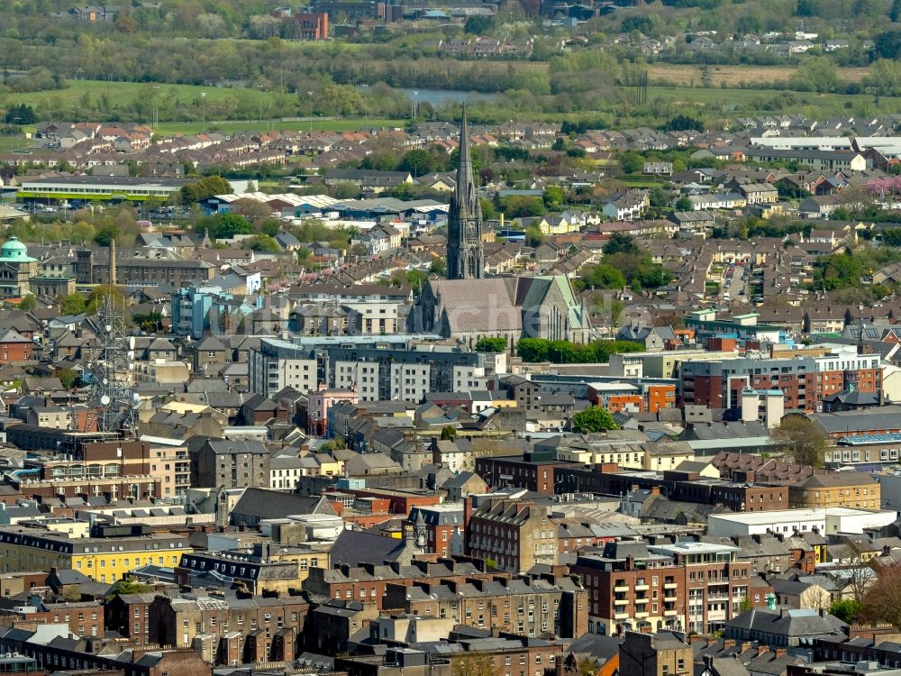 Limerick von oben - Kirchengebäude der Stadtkirche St. Johns in Limerick in Limerick, Irland