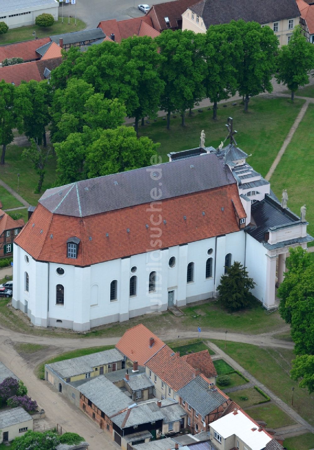 Luftaufnahme Ludwigslust - Kirchengebäude der Stadtkirche in Ludwigslust im Bundesland Mecklenburg-Vorpommern