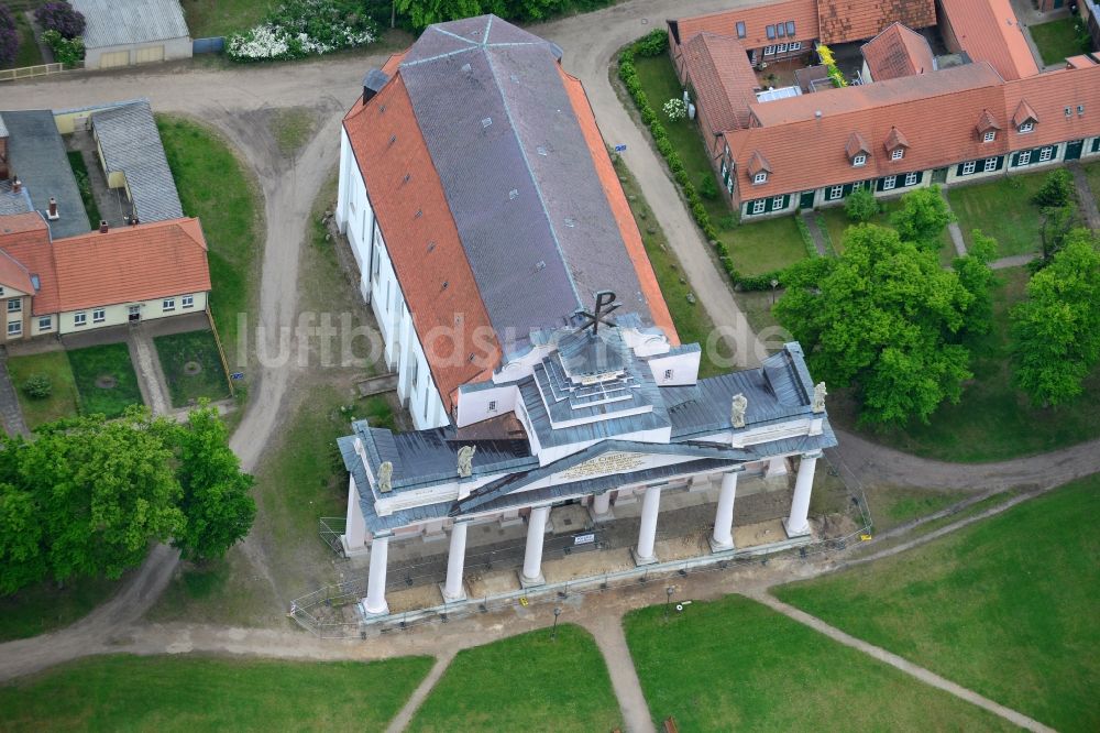 Luftaufnahme Ludwigslust - Kirchengebäude der Stadtkirche in Ludwigslust im Bundesland Mecklenburg-Vorpommern