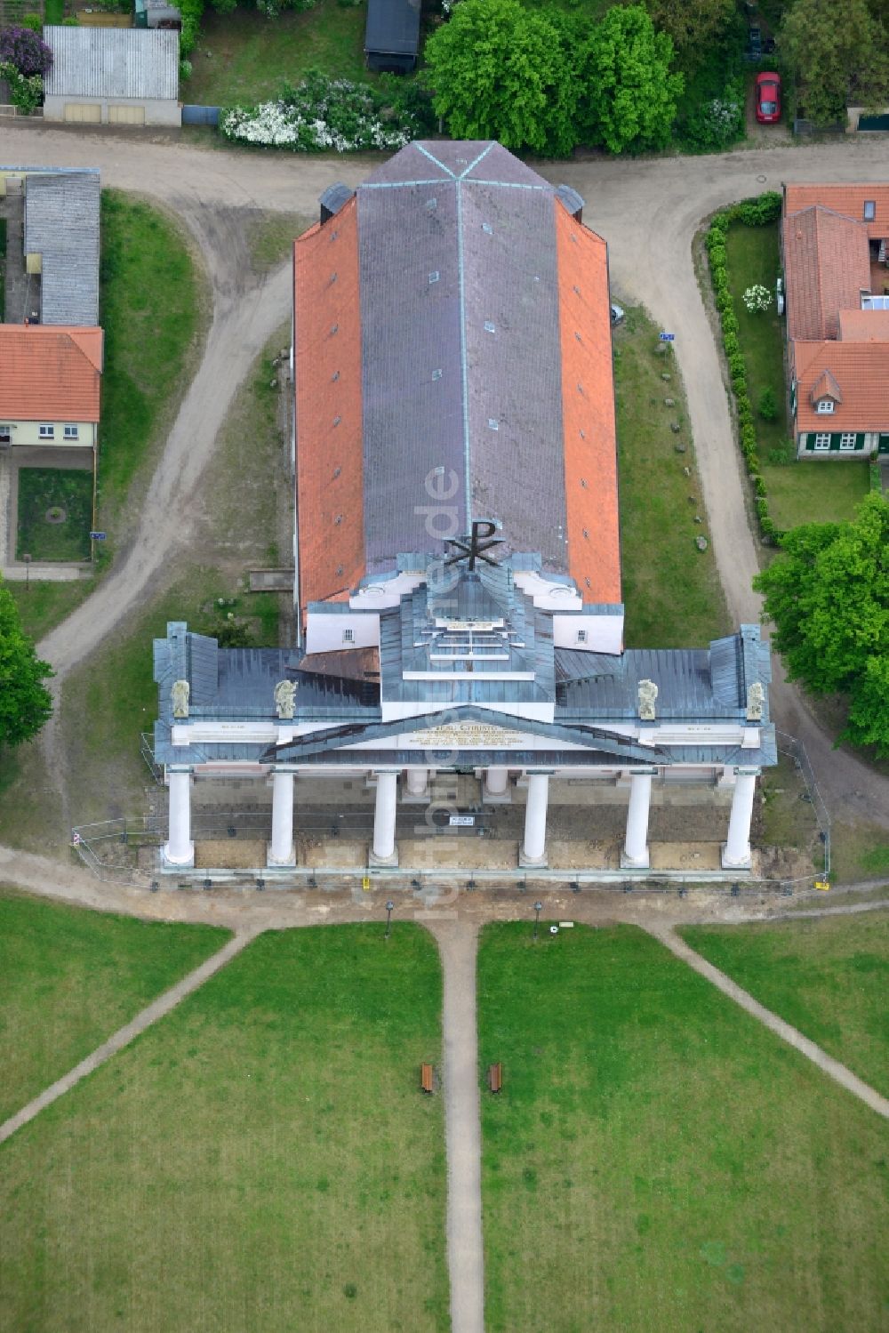 Ludwigslust von oben - Kirchengebäude der Stadtkirche in Ludwigslust im Bundesland Mecklenburg-Vorpommern