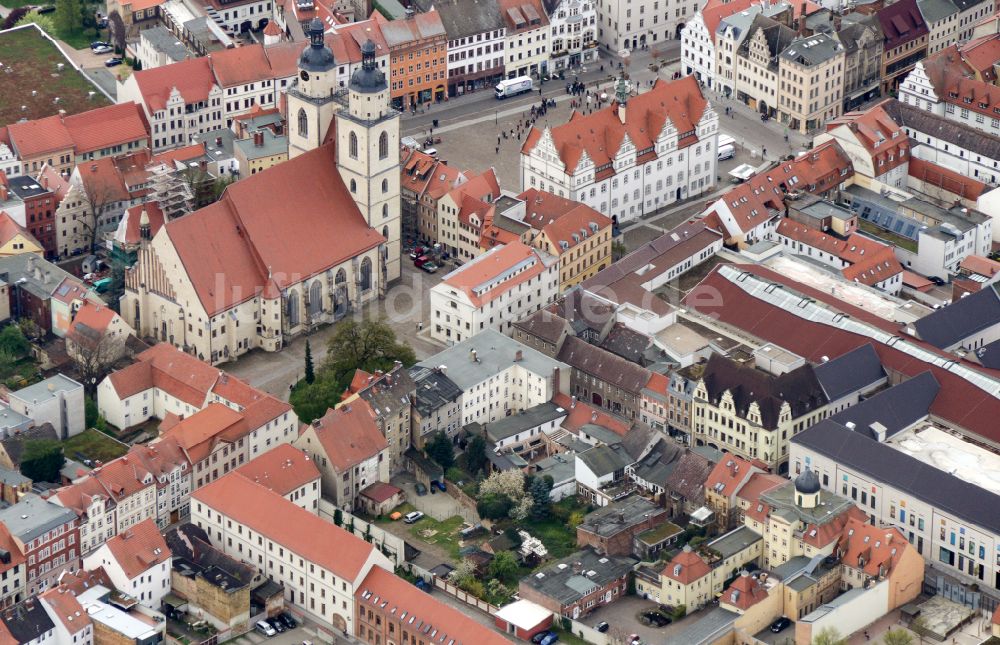 Luftbild Lutherstadt Wittenberg - Kirchengebäude Stadtkirche St. Marien zu Wittenberg in Lutherstadt Wittenberg im Bundesland Sachsen-Anhalt, Deutschland