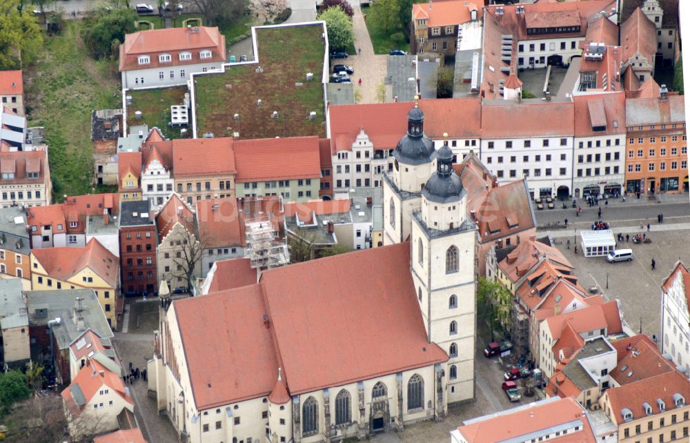 Luftaufnahme Lutherstadt Wittenberg - Kirchengebäude Stadtkirche St. Marien zu Wittenberg in Lutherstadt Wittenberg im Bundesland Sachsen-Anhalt, Deutschland