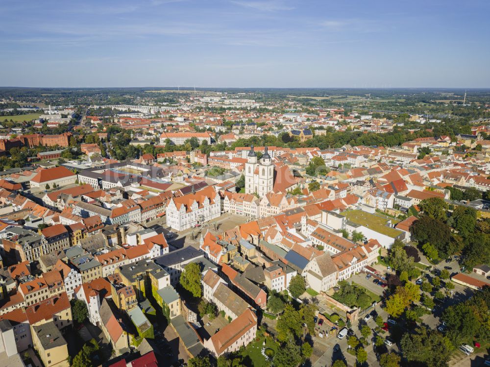 Luftaufnahme Lutherstadt Wittenberg - Kirchengebäude Stadtkirche St. Marien zu Wittenberg in Lutherstadt Wittenberg im Bundesland Sachsen-Anhalt, Deutschland