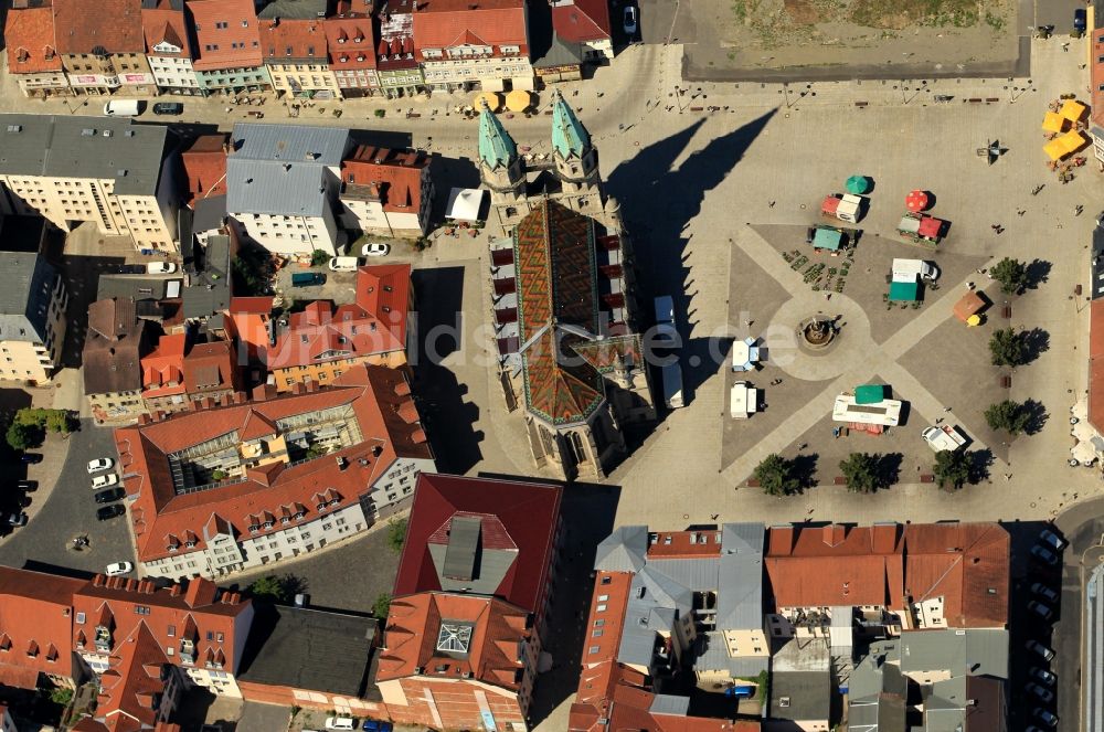 Luftaufnahme Meiningen - Kirchengebäude der Stadtkirche auf dem Marktplatz zu Meiningen in Thüringen