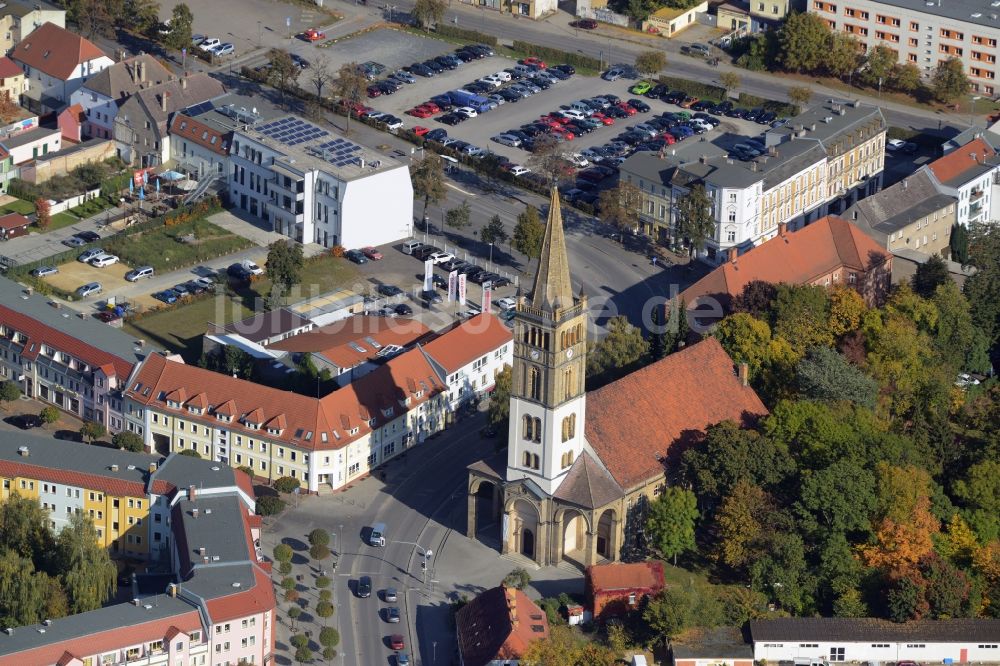 Oranienburg von oben - Kirchengebäude der Ev. Stadtkirche St. Nicolai in Oranienburg im Bundesland Brandenburg