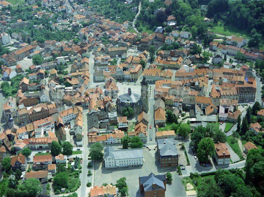 Waltershausen von oben - Kirchengebäude Stadtkirche in Waltershausen im Bundesland Thüringen, Deutschland