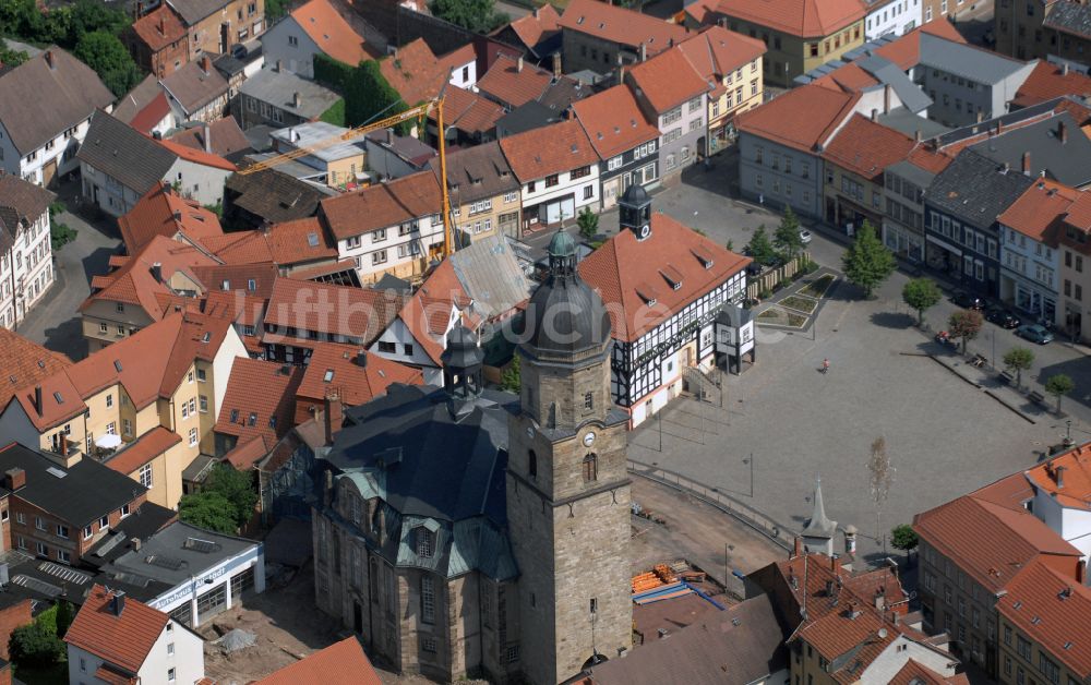 Waltershausen von oben - Kirchengebäude Stadtkirche in Waltershausen im Bundesland Thüringen, Deutschland