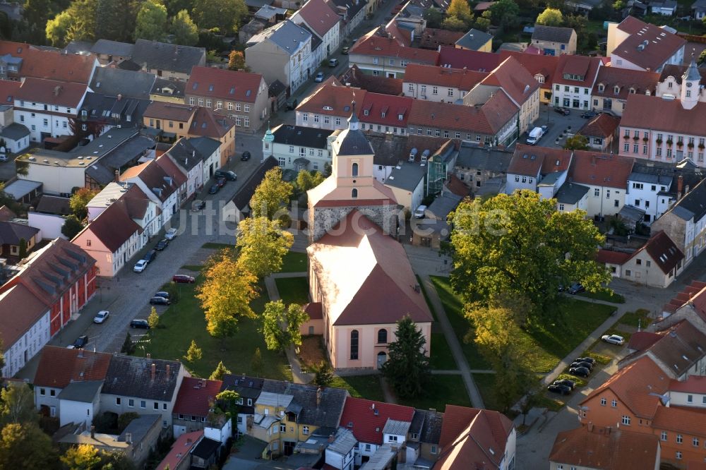 Zehdenick von oben - Kirchengebäude Stadtkirche Zehdenick Am Kirchplatz im Altstadt- Zentrum in Zehdenick im Bundesland Brandenburg, Deutschland