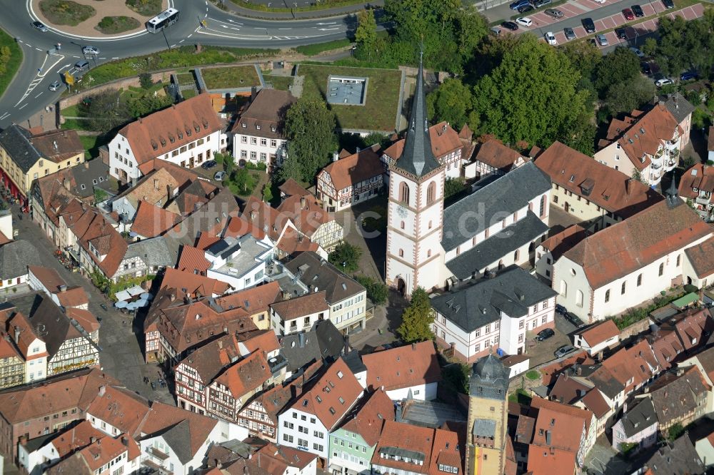 Luftaufnahme Lohr am Main - Kirchengebäude Stadtpfarrkirche im Altstadt- Zentrum in Lohr am Main im Bundesland Bayern