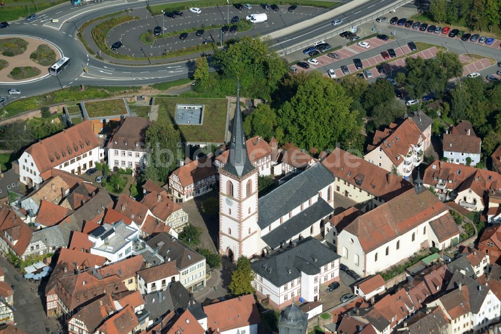 Lohr am Main von oben - Kirchengebäude Stadtpfarrkirche im Altstadt- Zentrum in Lohr am Main im Bundesland Bayern