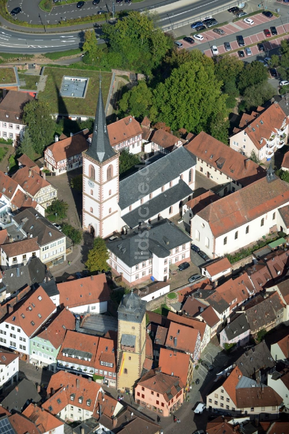 Lohr am Main aus der Vogelperspektive: Kirchengebäude Stadtpfarrkirche im Altstadt- Zentrum in Lohr am Main im Bundesland Bayern