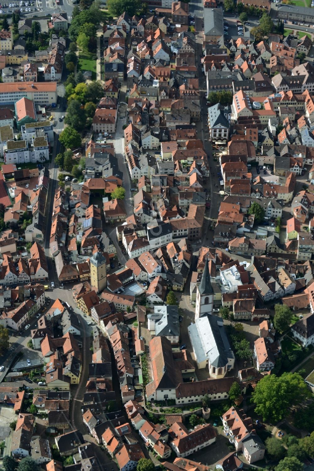 Luftbild Lohr am Main - Kirchengebäude Stadtpfarrkirche im Altstadt- Zentrum in Lohr am Main im Bundesland Bayern