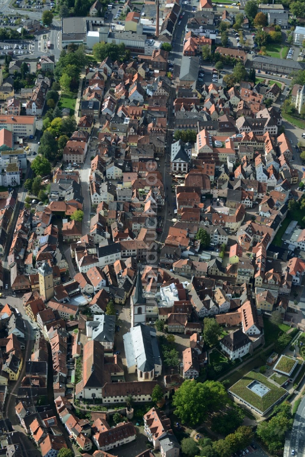 Luftaufnahme Lohr am Main - Kirchengebäude Stadtpfarrkirche im Altstadt- Zentrum in Lohr am Main im Bundesland Bayern