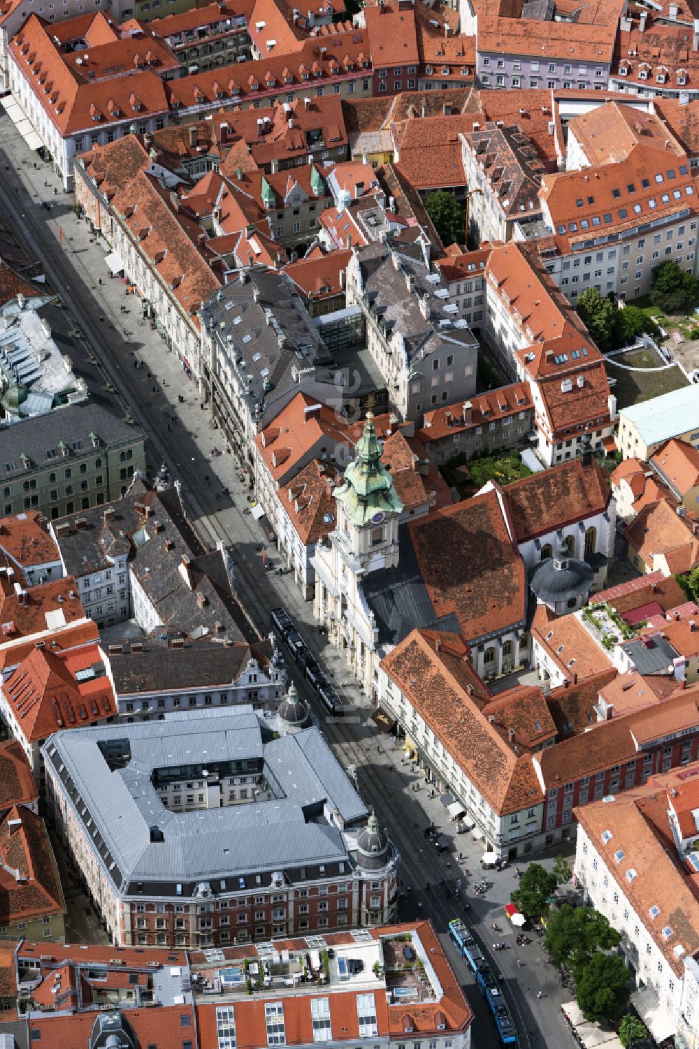 Graz von oben - Kirchengebäude der Stadtpfarrkirche in Graz in Steiermark, Österreich