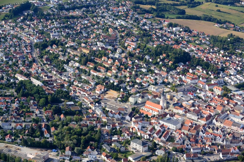 Luftaufnahme Pfaffenhofen - Kirchengebäude der Stadtpfarrkirche St. Johannes Baptist und Altstadt- Zentrum in Pfaffenhofen im Bundesland Bayern