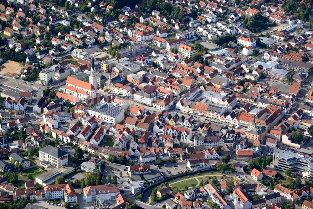 Pfaffenhofen von oben - Kirchengebäude der Stadtpfarrkirche St. Johannes Baptist und Altstadt- Zentrum in Pfaffenhofen im Bundesland Bayern