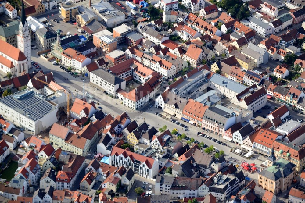 Luftbild Pfaffenhofen - Kirchengebäude der Stadtpfarrkirche St. Johannes Baptist und Altstadt- Zentrum in Pfaffenhofen im Bundesland Bayern