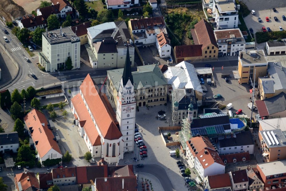 Luftaufnahme Pfaffenhofen - Kirchengebäude der Stadtpfarrkirche St. Johannes Baptist im Altstadt- Zentrum in Pfaffenhofen im Bundesland Bayern