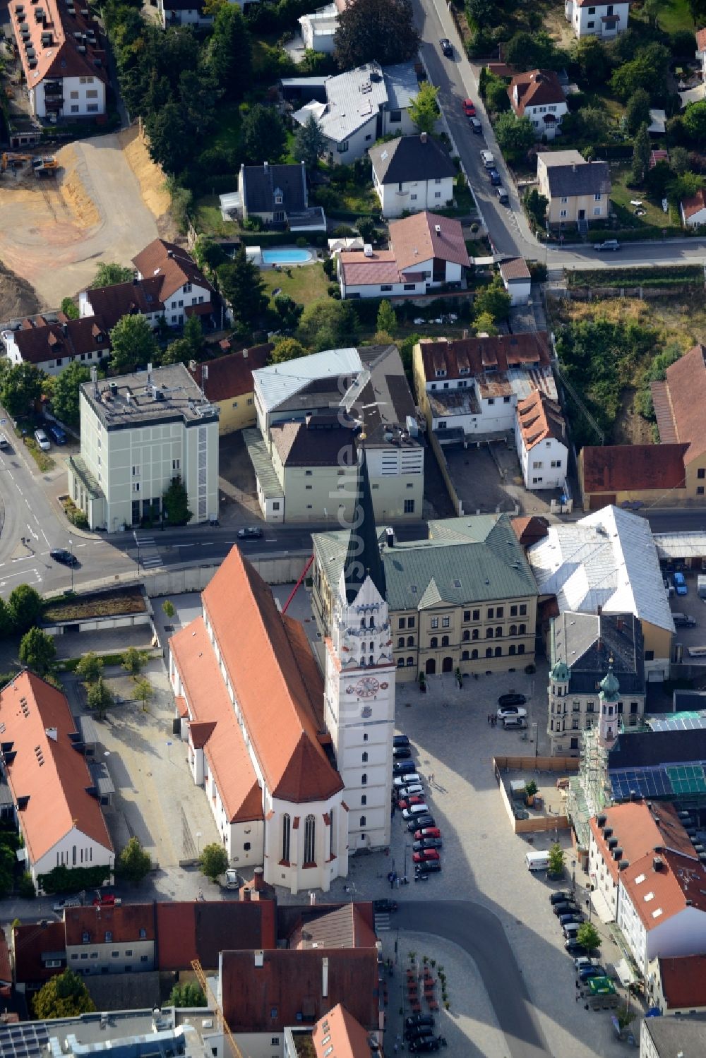 Pfaffenhofen von oben - Kirchengebäude der Stadtpfarrkirche St. Johannes Baptist im Altstadt- Zentrum in Pfaffenhofen im Bundesland Bayern