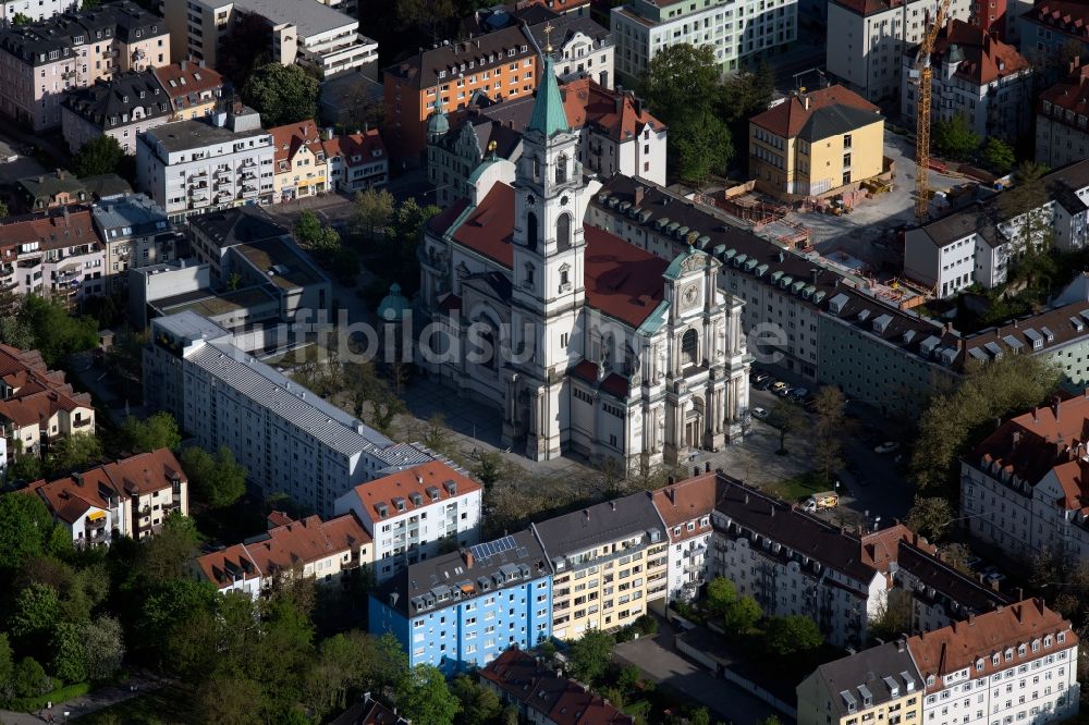 Luftbild München - Kirchengebäude der Stadtpfarrkirche St. Margaret im Stadtteil Sendling in München im Bundesland Bayern, Deutschland