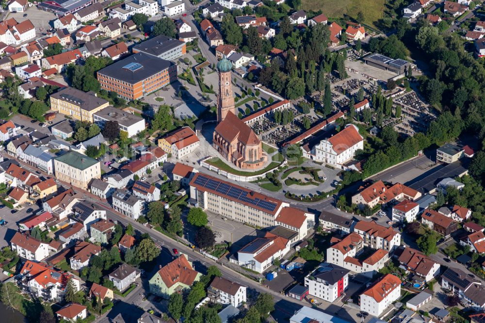 Luftaufnahme Vilsbiburg - Kirchengebäude von Stadtpfarrkirche Mariä Himmelfahrt und Mittelschule in der Ortsmitte in Vilsbiburg im Bundesland Bayern, Deutschland