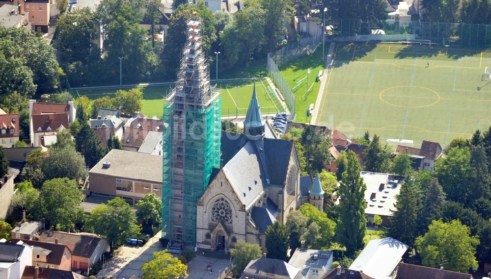 Luftaufnahme Bad Homburg vor der Höhe - Kirchengebäude Stadtpfarrkirche St. Marien in Bad Homburg vor der Höhe im Bundesland Hessen, Deutschland