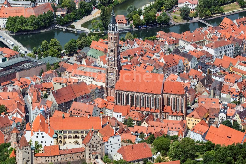 Landshut aus der Vogelperspektive: Kirchengebäude Stadtpfarrkirche St. Martin an der Kirchgasse im Altstadt- Zentrum in Landshut im Bundesland Bayern, Deutschland