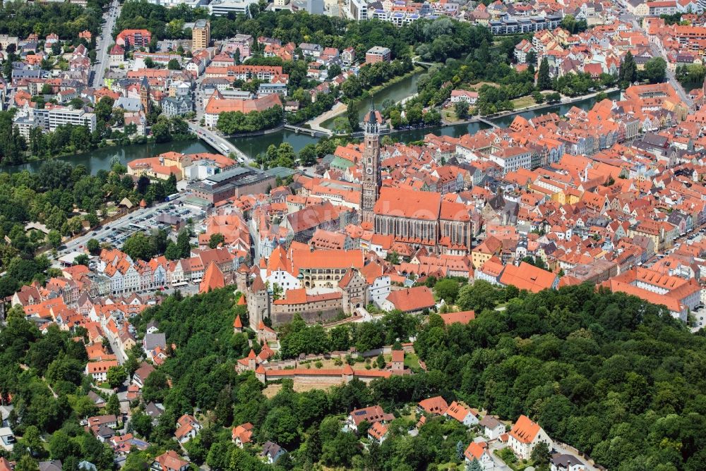 Luftbild Landshut - Kirchengebäude Stadtpfarrkirche St. Martin an der Kirchgasse im Altstadt- Zentrum in Landshut im Bundesland Bayern, Deutschland