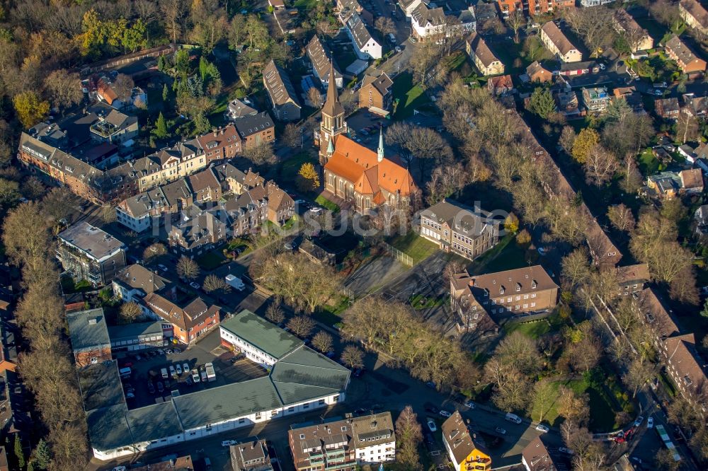 Luftbild Oberhausen - Kirchengebäude der St.Antonius Kirche an der Klosterhardter Straße in Oberhausen im Bundesland Nordrhein-Westfalen