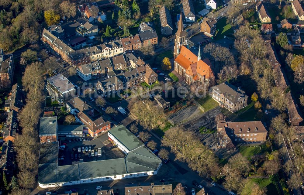 Luftaufnahme Oberhausen - Kirchengebäude der St.Antonius Kirche an der Klosterhardter Straße in Oberhausen im Bundesland Nordrhein-Westfalen