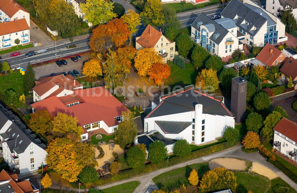 Luftbild Hamm - Kirchengebäude der St.Bonifatius-Kirche im herbstlichen Stadtteil Werries in Hamm im Bundesland Nordrhein-Westfalen