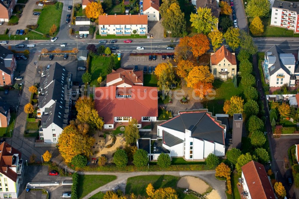 Luftaufnahme Hamm - Kirchengebäude der St.Bonifatius-Kirche im herbstlichen Stadtteil Werries in Hamm im Bundesland Nordrhein-Westfalen