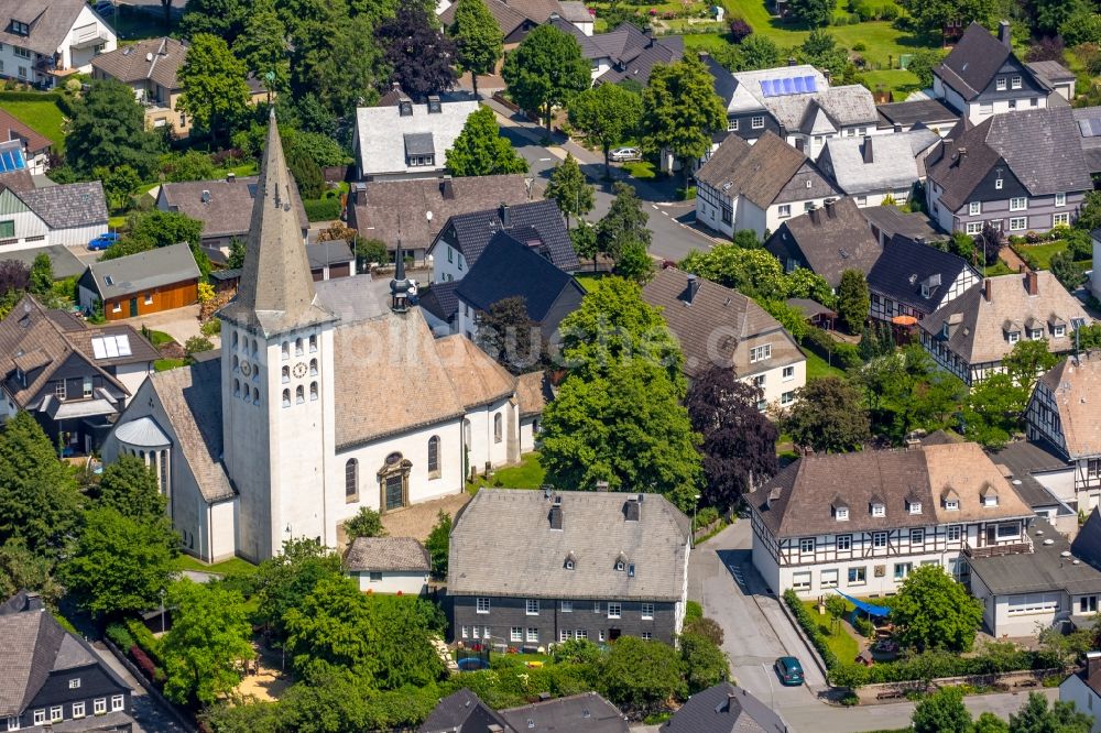 Luftbild Hirschberg - Kirchengebäude der St.Christopherus-Kirche in Hirschberg im Bundesland Nordrhein-Westfalen