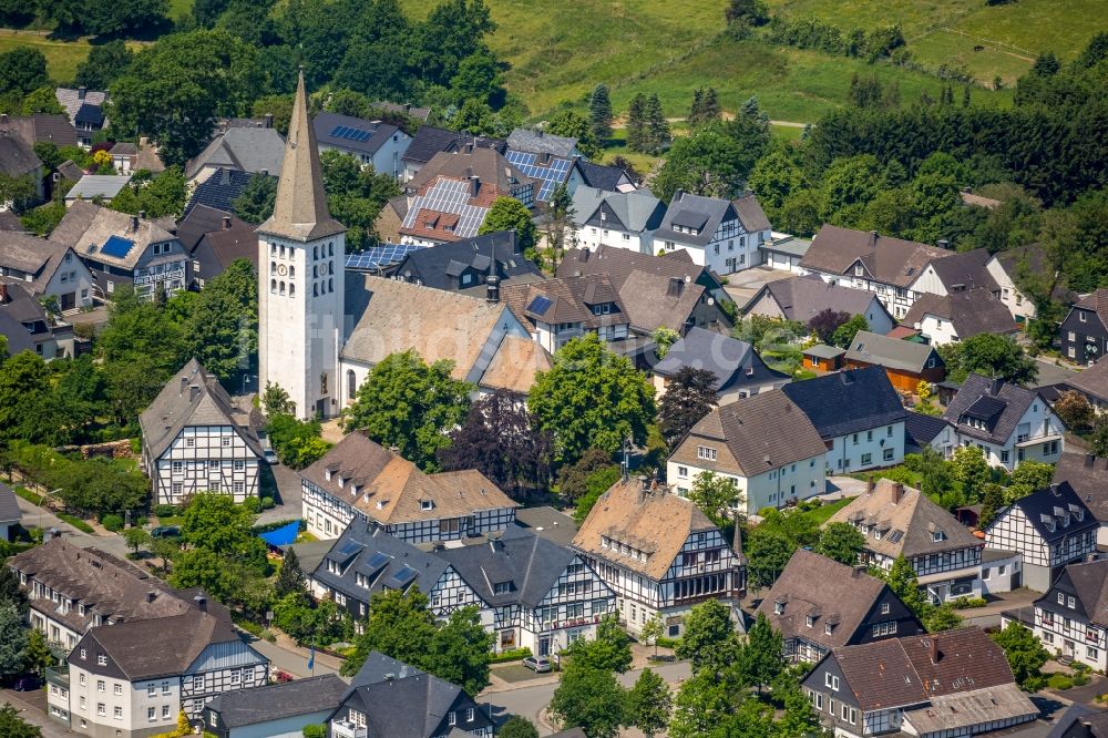 Luftaufnahme Hirschberg - Kirchengebäude der St.Christopherus-Kirche in Hirschberg im Bundesland Nordrhein-Westfalen