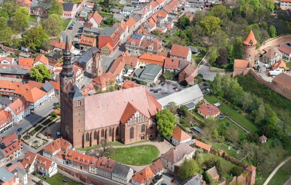 Luftbild Tangermünde - Kirchengebäude St. Stephan im Altstadt- Zentrum in Tangermünde im Bundesland Sachsen-Anhalt