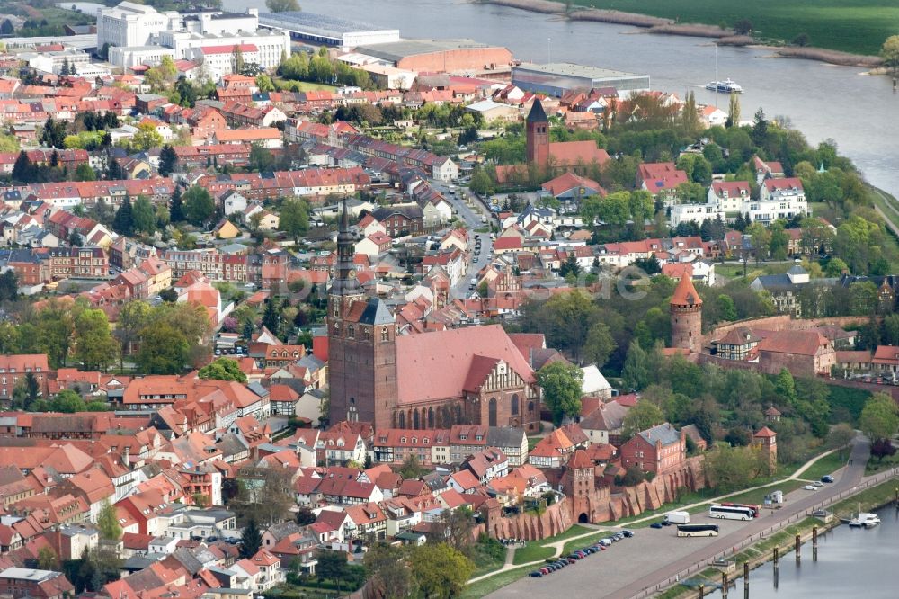 Tangermünde von oben - Kirchengebäude St. Stephan im Altstadt- Zentrum in Tangermünde im Bundesland Sachsen-Anhalt