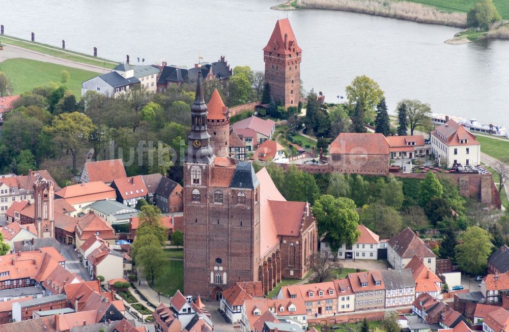 Tangermünde aus der Vogelperspektive: Kirchengebäude St. Stephan im Altstadt- Zentrum in Tangermünde im Bundesland Sachsen-Anhalt