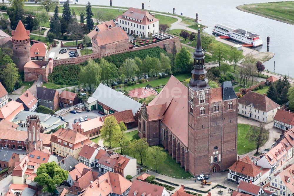 Luftbild Tangermünde - Kirchengebäude St. Stephan im Altstadt- Zentrum in Tangermünde im Bundesland Sachsen-Anhalt