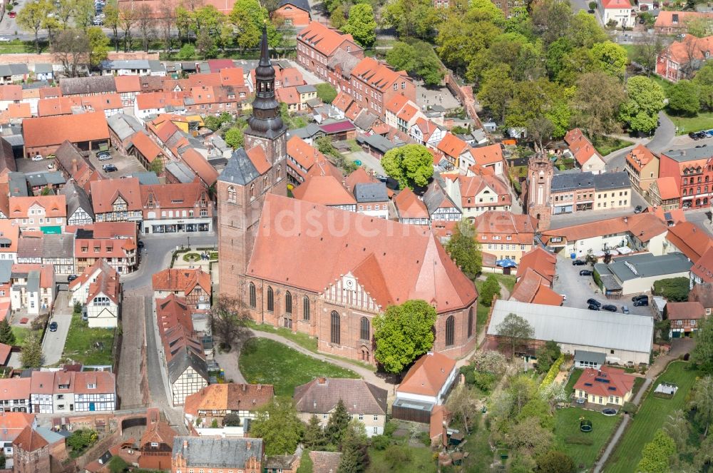 Luftaufnahme Tangermünde - Kirchengebäude St. Stephan im Altstadt- Zentrum in Tangermünde im Bundesland Sachsen-Anhalt