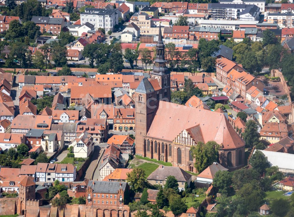 Tangermünde von oben - Kirchengebäude St. Stephan im Altstadt- Zentrum in Tangermünde im Bundesland Sachsen-Anhalt