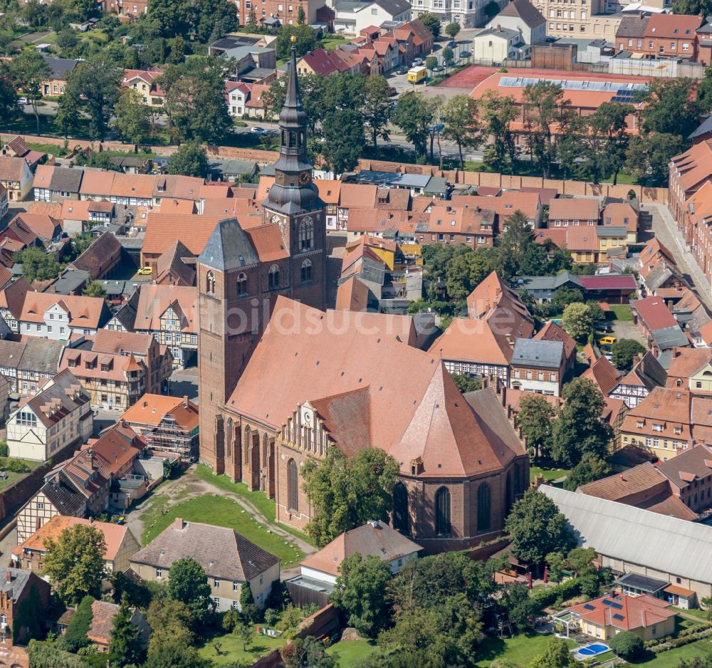 Tangermünde aus der Vogelperspektive: Kirchengebäude St. Stephan im Altstadt- Zentrum in Tangermünde im Bundesland Sachsen-Anhalt